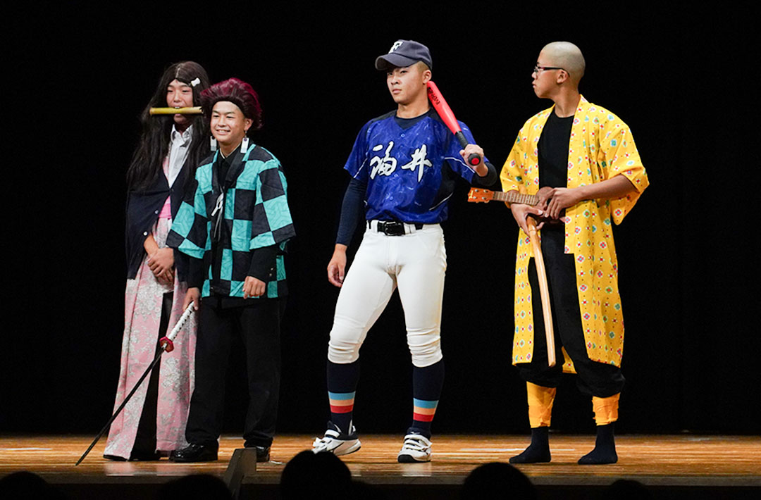 体育祭を楽しむ生徒の写真