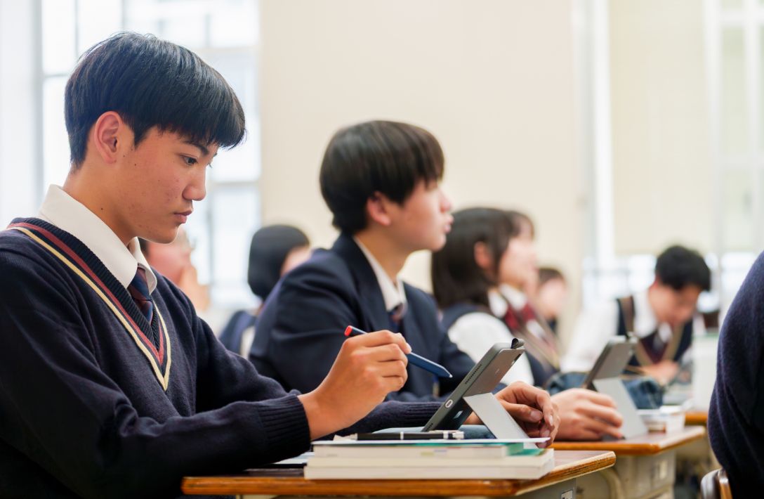 勉強をする二人の生徒
