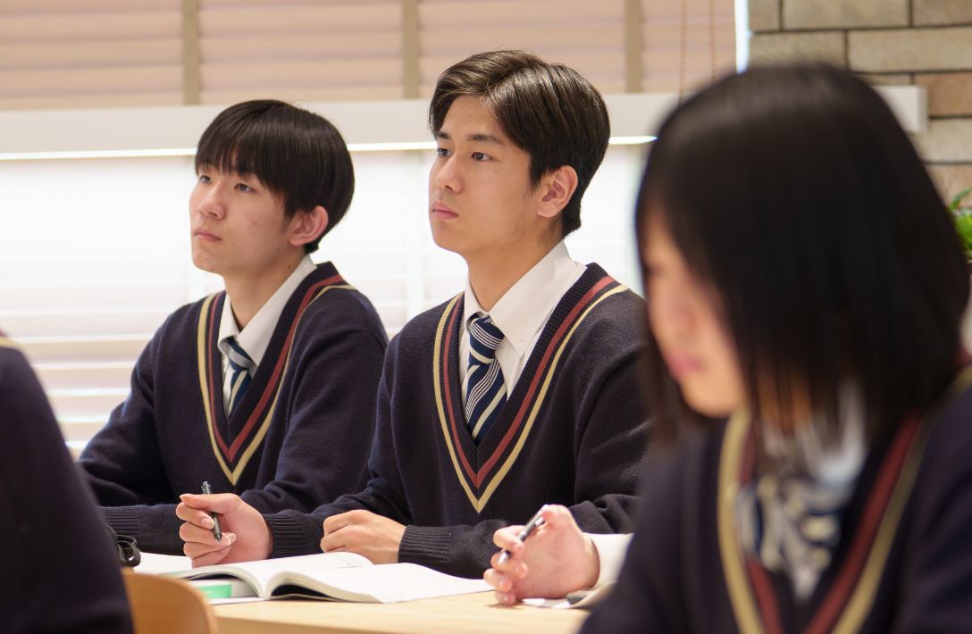 教師と対話する生徒