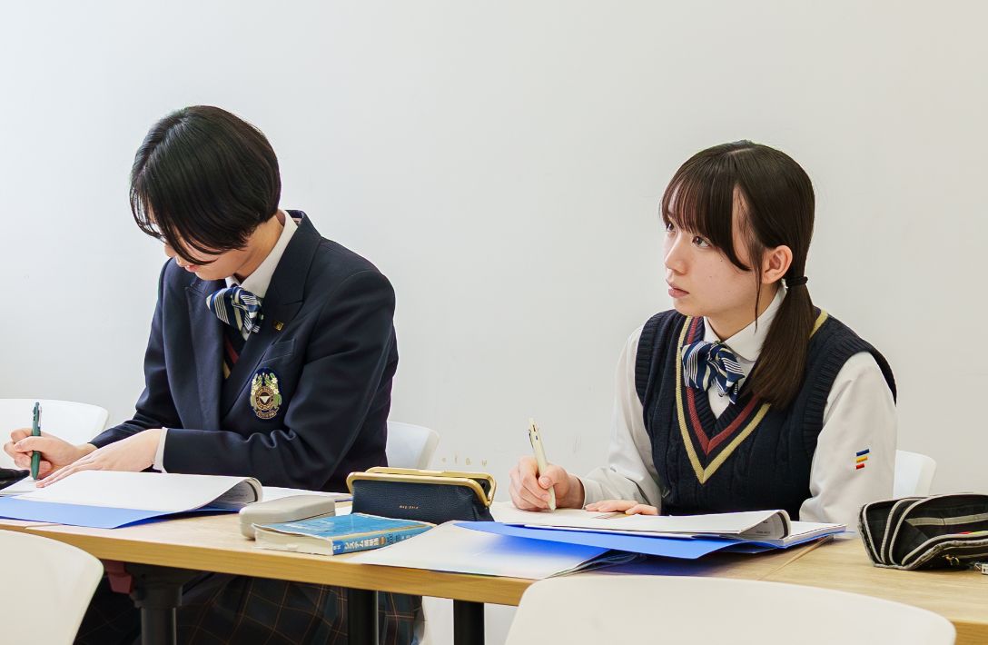 グループで意見出しをする生徒
