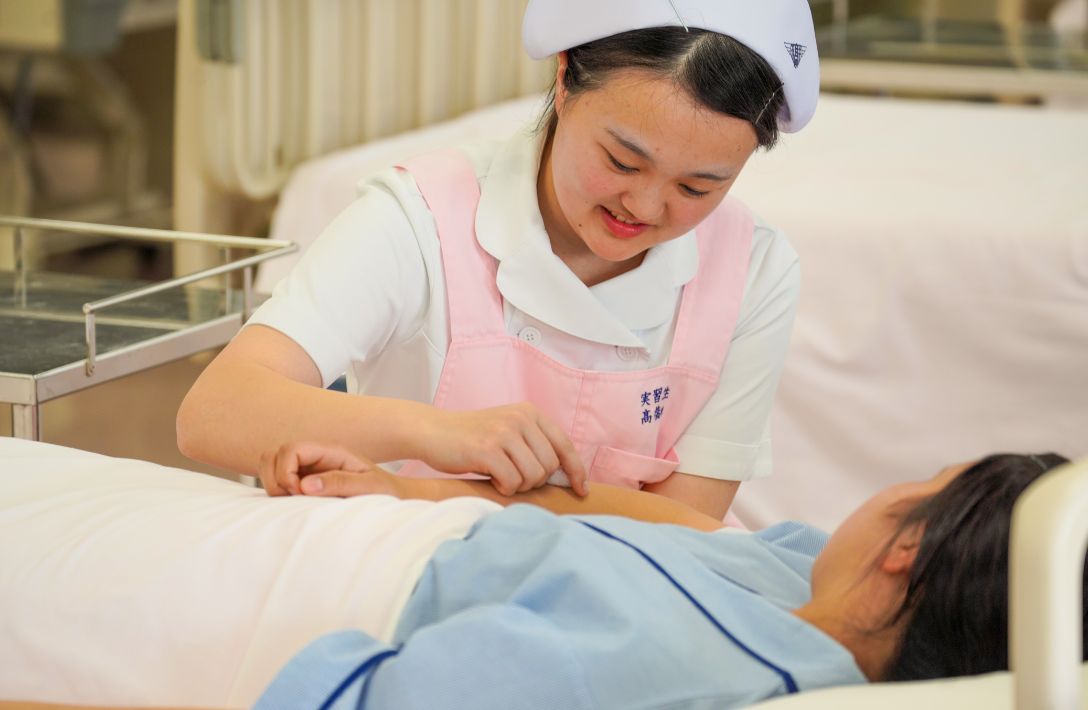 看護の授業を受ける生徒