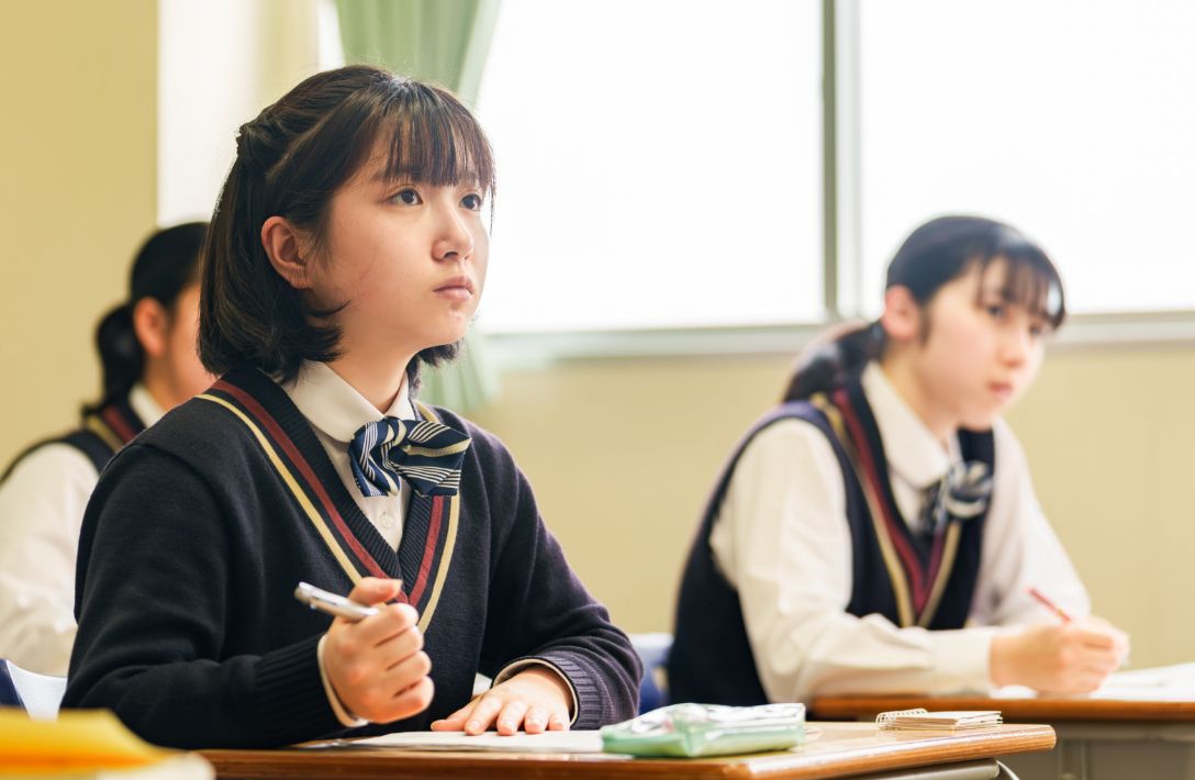 談笑する生徒