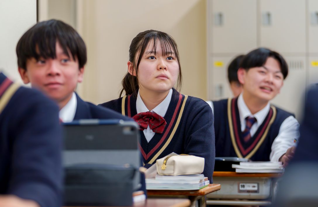 授業を受ける生徒