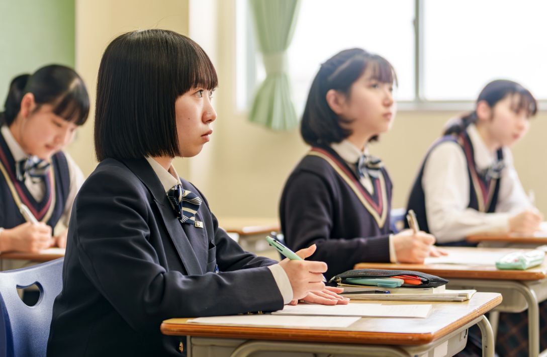 授業を受ける生徒の写真