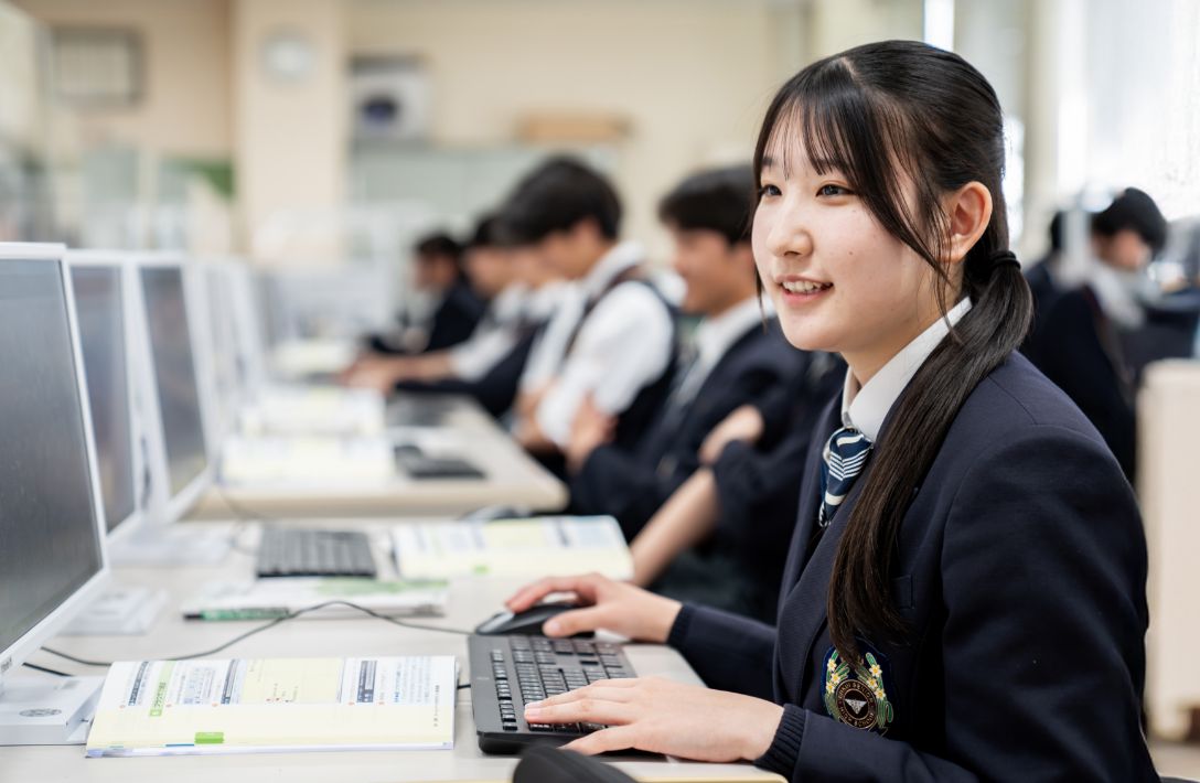 タブレットを見ながら談笑する生徒