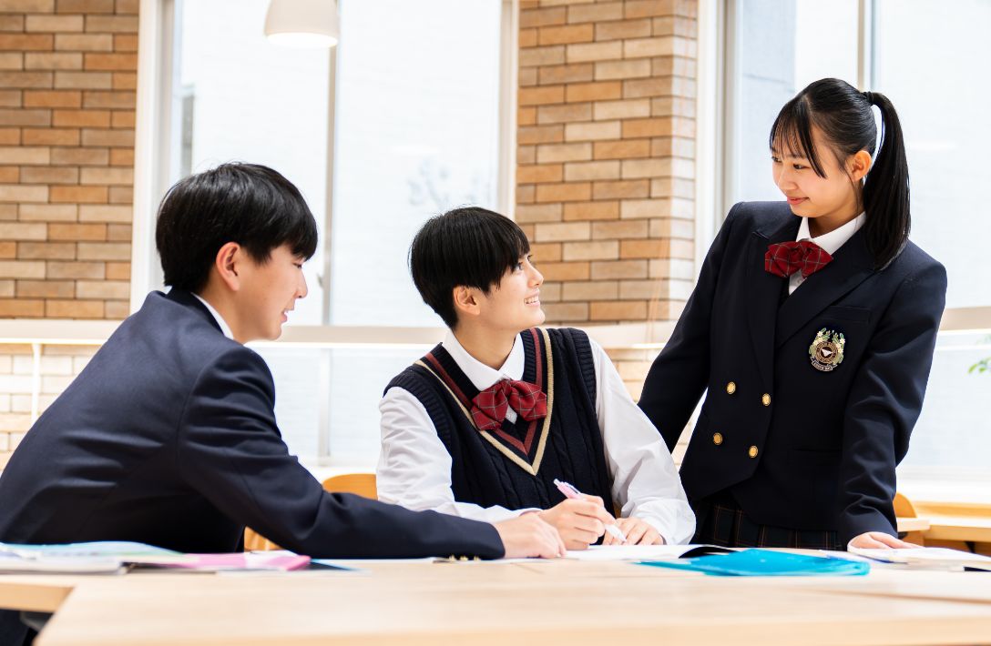 グループ内で発表する生徒