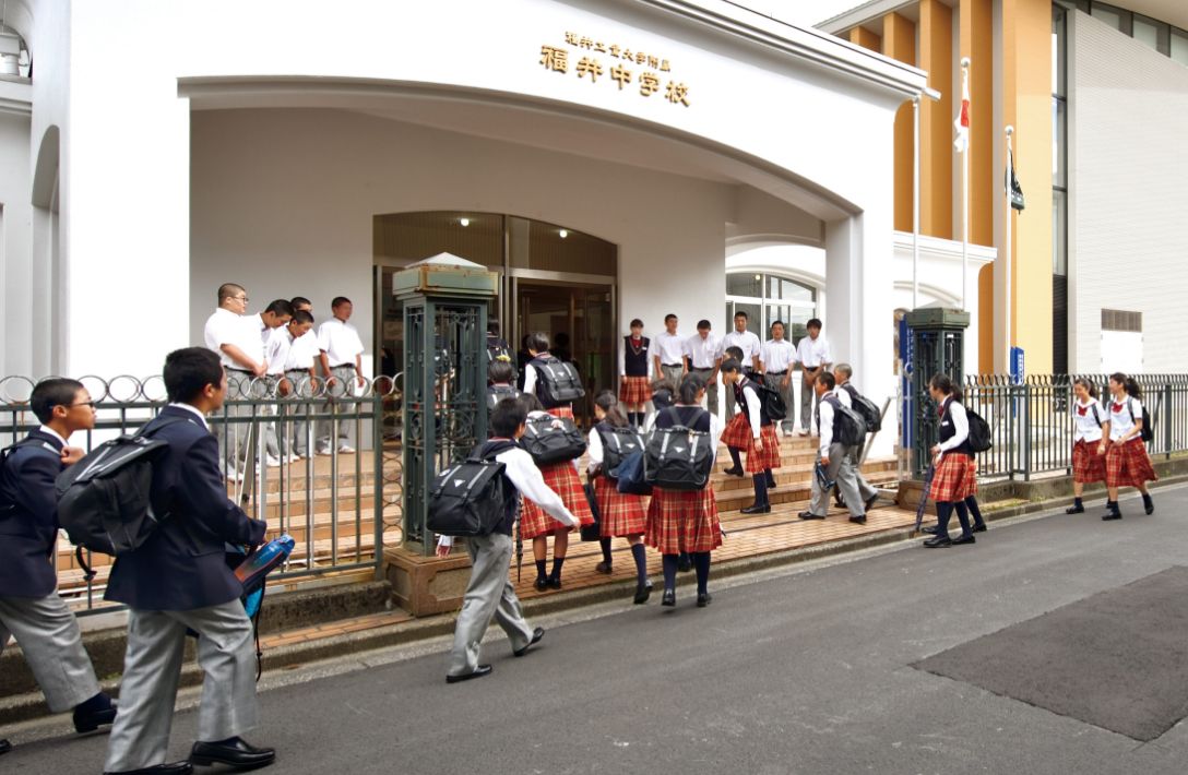 福井中学校へ登校する生徒